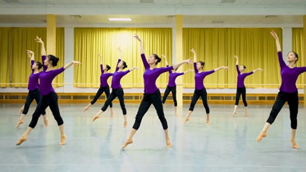 神韻舞蹈演員在紐約州橙縣的神韻訓練設施中，排練中國古典舞。（神韻提供）