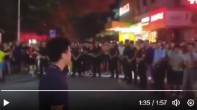 “你们从不为老百姓说话”深圳打工人怒斥警察(图)