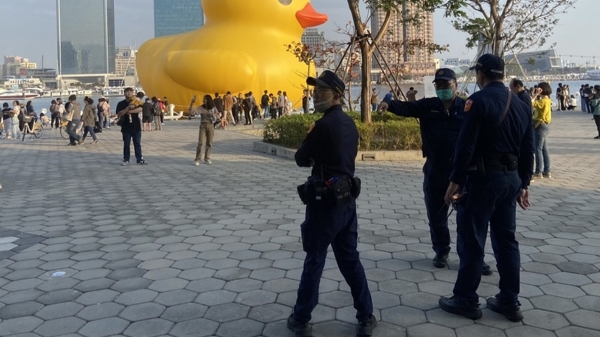 黃色小鴨高雄展區遭威脅放炸彈 ，警方加強場檢。