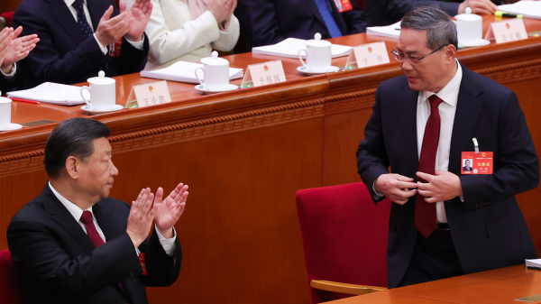 圖為李強和習近平在今屆兩會上。（圖片來源：Getty Images）