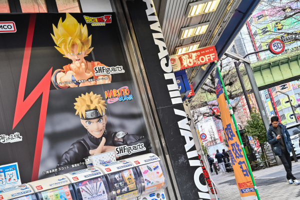 東京秋葉原地區的一條街道上，行人走過一張廣受歡迎的《七龍珠》漫畫系列的海報