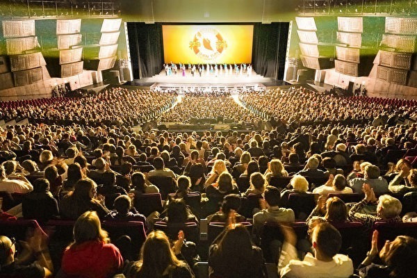 2024年2月28日，神韵新纪元艺术团在巴黎国际会议宫连演两场大爆满（摄影：章乐）
