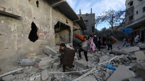 2024年3月9日，加沙拉法的 Al-Masry 塔成为以色列空袭目标后，人们检查受损情况并从家中取出物品。