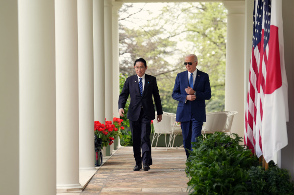 2024年4月10日，華盛頓特區，美國總統拜登（右）和日本首相岸田文雄抵達白宮玫瑰園參加聯合新聞發布會。