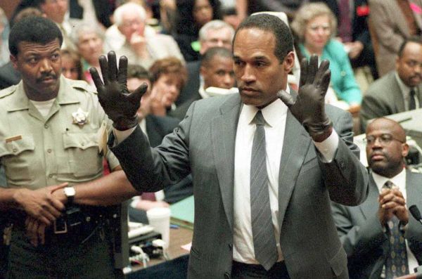 1995年6月21日，O.J.辛普森在涉杀妻案审判中，向陪审团展示了一双新的Aris特大号手套，与犯罪现场发现的手套相似。