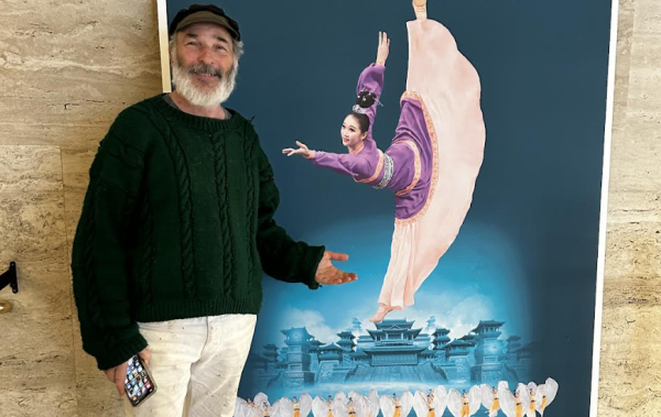 专业家居装饰工作者克里斯・穆斯（Chris Muth）于4月3日纽约市林肯中心大卫寇克剧院观赏了神韵演出。(摄影/看中国/Anna Lin)