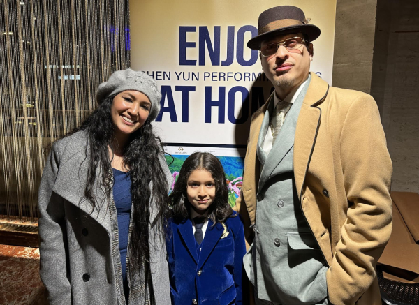 設計師兼企業家Sane Twilo(右）與太太Nia Pelaez（左）帶著兒子Zeke一起觀看了4月3日在林肯中心大衛寇克劇院首場神韻演出。（攝影/看中國/Anna Lin）