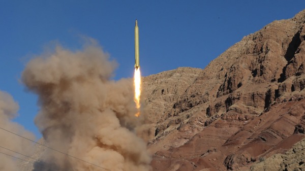 伊朗在在北部厄爾布爾士（Alborz）山脈發射遠程卡德爾（Qadr）彈道導彈。