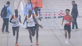 公然造假北京马拉松3非洲选手“护送”何杰夺冠(视频图)