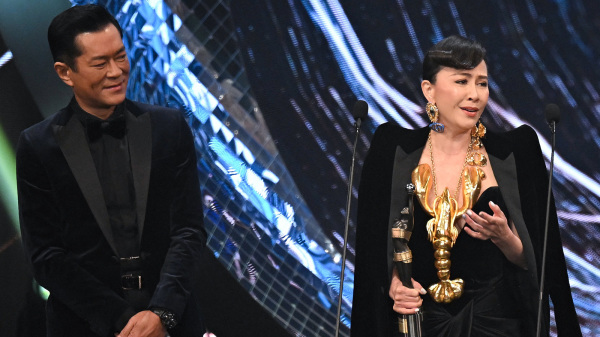 第42届香港电影金像奖颁奖礼上，刘嘉玲以一款金色龙虾装出席。（图片来源：Getty Images）