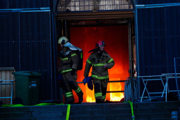 丹麦历史标志性建筑旧股票交易所（Børsen）突发火灾，火警在紧急抢救
