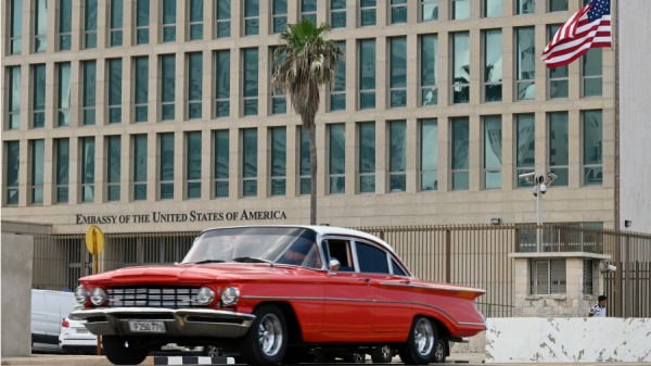 2024年3月18日，一輛汽車駛過美國駐古巴哈瓦那大使館。