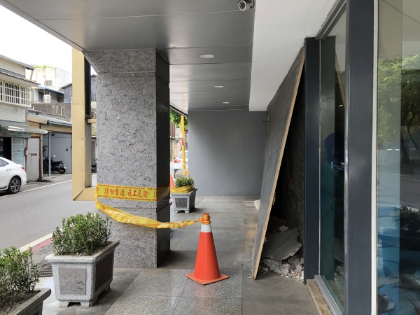 花莲4月3日发生芮氏规模7.2地震，曼波鱼饭店整片外墙剥落，十分骇人。