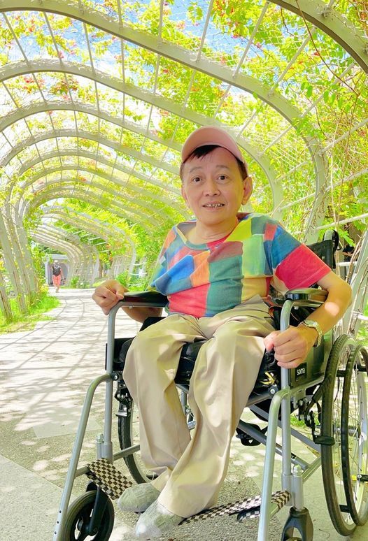 台灣第一位身障人士榮獲廣播金鐘獎的劉銘樂觀向上，積 極突破各種阻礙成立「混障綜藝團」。