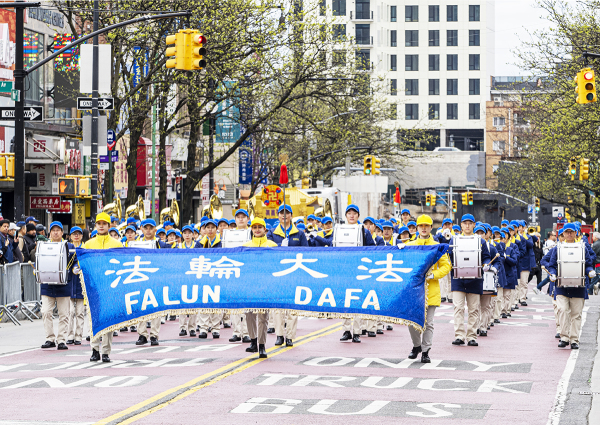 纽约法轮功学员4月21日在法拉盛举行盛大游行。游行队伍里的天国乐团。（摄影/看中国/Leo）