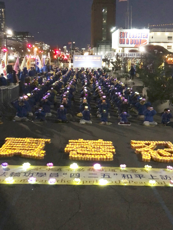 4月21日晚，数百名纽约法轮功学员来到纽约中领馆前，举行烛光守夜，纪  念“四‧二五”和平上访25周年。（摄影/看中国/Ryan)