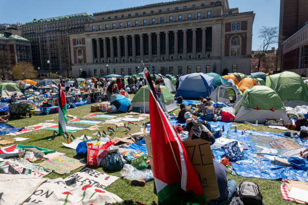 2024年4月22日，親巴勒斯坦支持者（其中一些在帳篷裡）聚集在紐約市哥倫比亞大學校園。