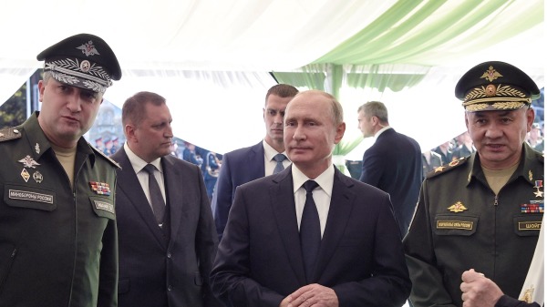 2018年9月19日，俄羅斯總統普京（中）、俄羅斯國防部長紹伊古（右）和國防部副部長伊万諾夫（左）參觀莫斯科郊外庫賓卡軍事愛國者公園（the military Patriot Park in Kubinka）。