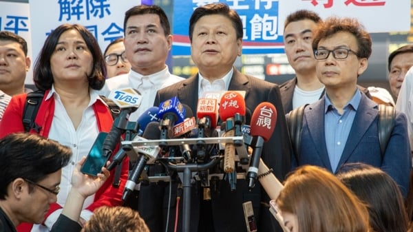 国民党立法院党团总召傅崐萁（前右2）26日率团访问中国。