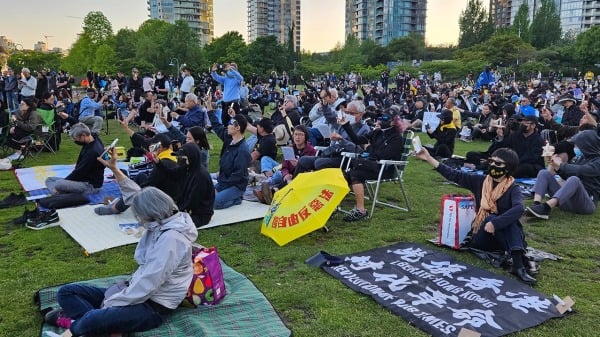 2023年在温哥华举办的纪念六四活动，吸引了超过3,000人参加，许多港人齐聚为香港民主自由点燃烛光。 (自由亚洲电台)(