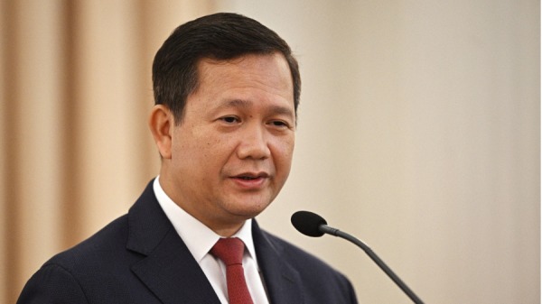 2024年2月7日，柬埔寨首相洪马内与泰国总理斯雷塔．塔维辛在曼谷总督府举行的联合新闻发布会上发表讲话。