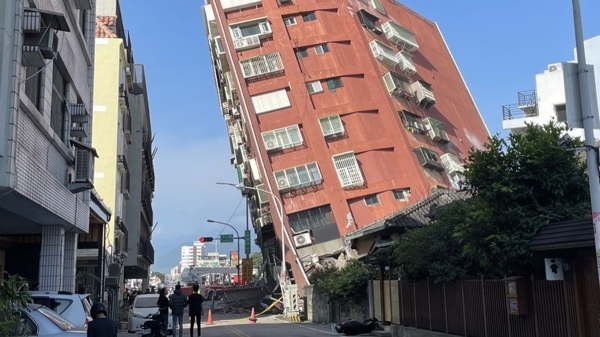 花蓮3日上午7時58分發生芮氏規模7.2地震，造成位於市區中山路重慶路口的一棟房屋傾斜