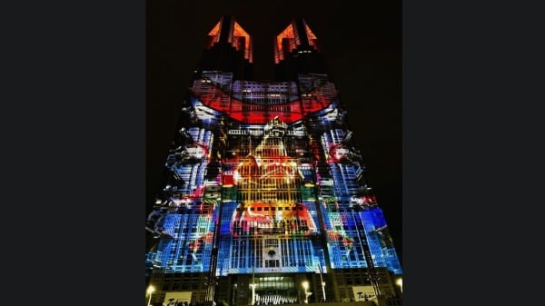 東京都政府27日晚間在東京都廳第一本廳舍東側的牆面展示「哥吉拉突襲東京都廳」光雕投影秀