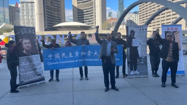中国民主党党员杨松在多伦多市政广场参加茉莉花行动活动。（本人提供）