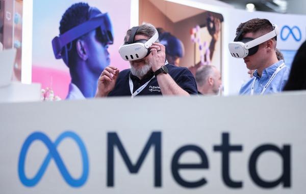 4月22日，德國漢諾威科技博覽會上，參觀者在Meta Platforms展位試用Meta Quest 3護目鏡。