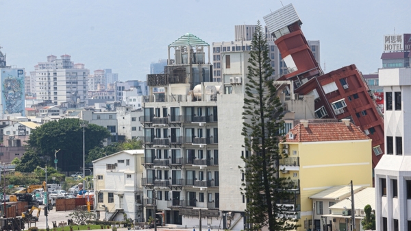 花莲3日发生芮氏规模7.2地震，市区天王星大楼倾斜。