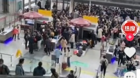 清明节上海火车站旅客爆集体“冲卡”上热搜(组图)
