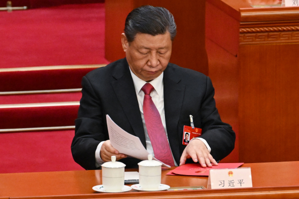 2024年3月11日，習近平在北京人民大會堂舉行的第十四屆全國人民代表大會閉幕會議上收起文件。