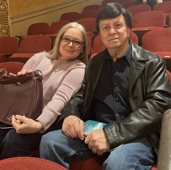 2024年3月31日，在史泰登岛一家化学公司工作的Bob Sands（右）观看了神韵在New Brunswick州立剧院的演出。(摄影/看中国/Rebecca)