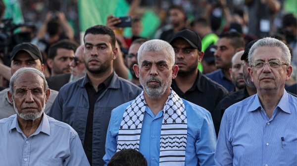 2022年10月1日，加沙地带哈马斯领导人叶海亚・辛瓦尔（中）在加沙城出席支持耶路撒冷阿克萨清真寺的集会。