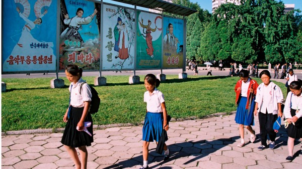 2005年8月10日，平壤學生上學。