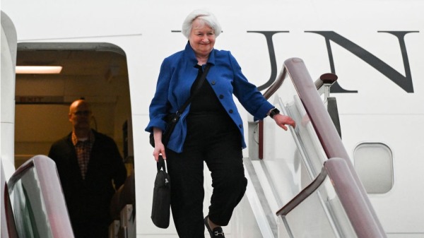 美国财政部长珍妮特-耶伦（Janet Yellen）访华下飞机时自己拎包引热议