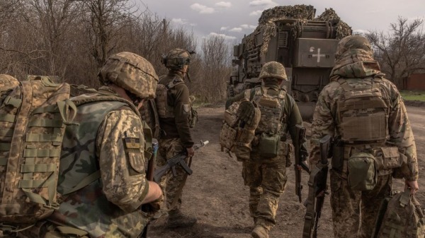 烏克蘭頓內茨克地區的烏克蘭步兵士兵準備前往阿夫迪夫卡方向的前線。