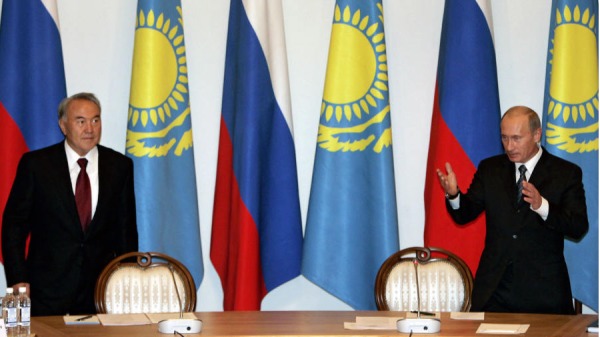 2007年10月4日，俄罗斯总统普京（右）与哈萨克总统努尔苏丹．纳扎尔巴耶夫于出席在新西伯利亚举行的第四届两国边境地区论坛。