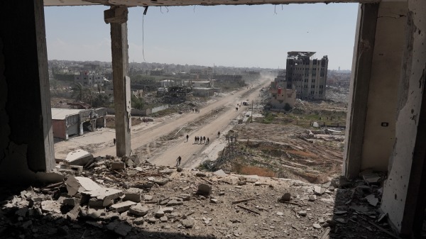 4月7日，经过6个月以色列与哈马斯战争，加沙地带巴勒斯坦人路过建筑废墟。