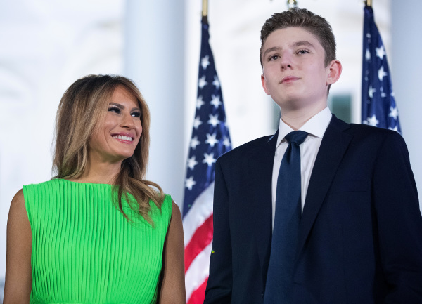 2020年8月27日，梅拉尼娅和儿子巴伦·川普出席川普接受2020年大选共和党提名的演讲活动。