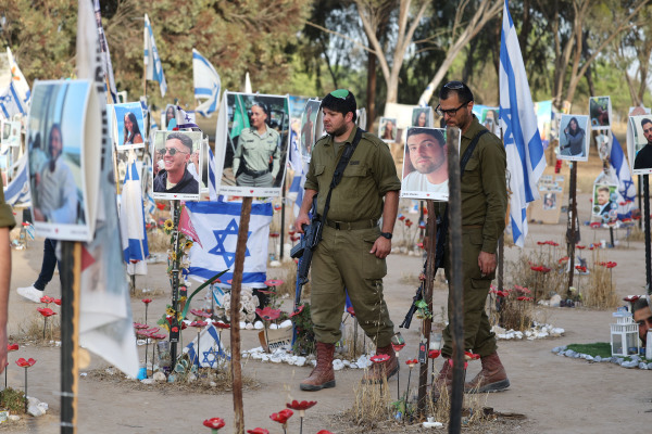2024年5月9日，在以色列南部雷姆基布茲附近的音樂節現場，以色列士兵參觀了一座紀念碑，紀念碑上掛著去年10月7日音樂節哈馬斯襲擊中被劫為人質或被殺的以色列人肖像。