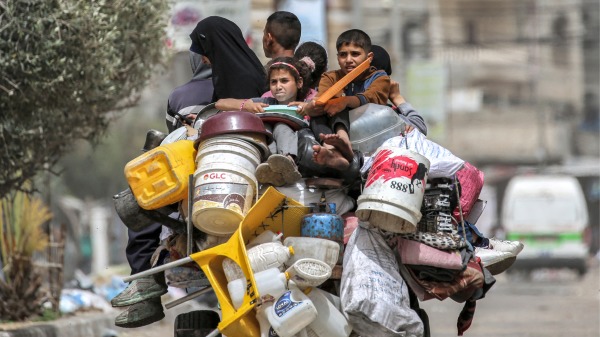 2024年5月11日，在加沙戰爭中，一名男子、婦女和兒童乘坐一輛滿載物品的三輪車撤離拉法。