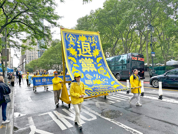 游行队伍的第三方阵，声援四亿三千万中国人退出中共党团队。（摄影/看中国/Anna）