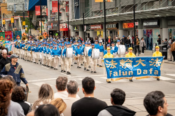 2024年5月11日，多伦多法轮功学员在市中心举行大型游行，庆祝法轮大法洪传世界32周年。图为打头阵的天国乐团。（看中国Evan摄）