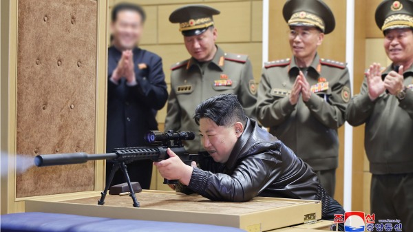 朝鲜领导人金正恩亲自提起狙击步枪进行射击，子弹全部穿过标靶正中央的“10分”