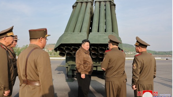 2024年5月10日，金正恩了解技术更新迭代的240毫米火箭炮武器系统之后，还观看多家军工企业生产的可控火箭炮弹试射。