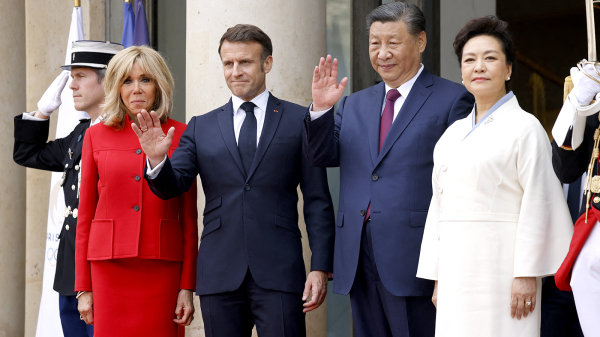 5月6日，习近平携夫人彭丽媛出访法国，受到法国总理马克龙伉俪接待。（Getty Images）