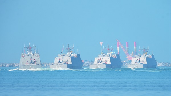 2024年3月17日，台湾海军护卫舰“成功号”（左）和“地华号”以及支援舰“盘石号”（右）停靠基隆港。