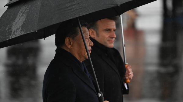 5月7日，法國總統馬克龍在在法國西南部塔布-盧爾德機場（Tarbes-Lourdes airport）為習近平送行。