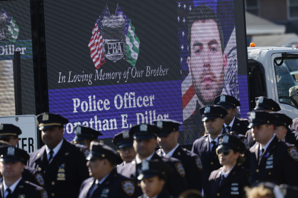 2024年3月30日，人們在聖玫瑰教堂參加紐約殉職警察喬納森－迪勒（Jonathan Diller）的葬禮。